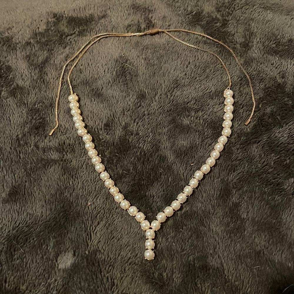 Pearl necklace with adjustable chain.